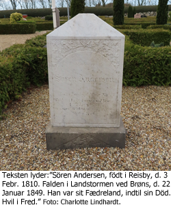 Teksten lyder: ”Sören Andersen, födt i Reisby, d. 3 Febr. 1810. Falden i Landstormen ved Brøns, d. 22 Januar 1849. Han var sit Fædreland, indtil sin Död. Hvil i Fred.” Foto: Charlotte Lindhardt.